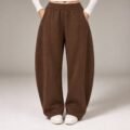 modelo-pantalon-barrel-chocolate-1.jpg Pantalón Barrel Unisex Chocolate